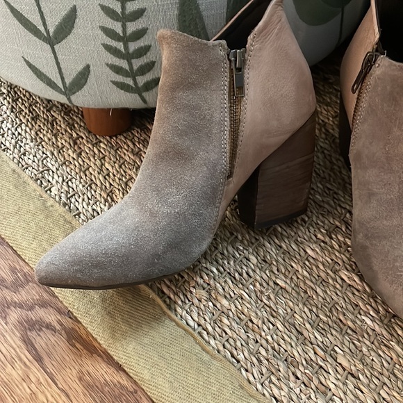 Anthropologie Diba True neutral light taupe tan suede leather ankle boots 6.5 - Picture 5 of 11